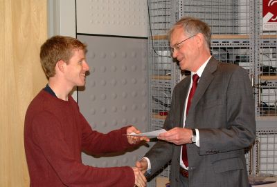 Mike Wallace receiving his prize from Professor Richard Darton